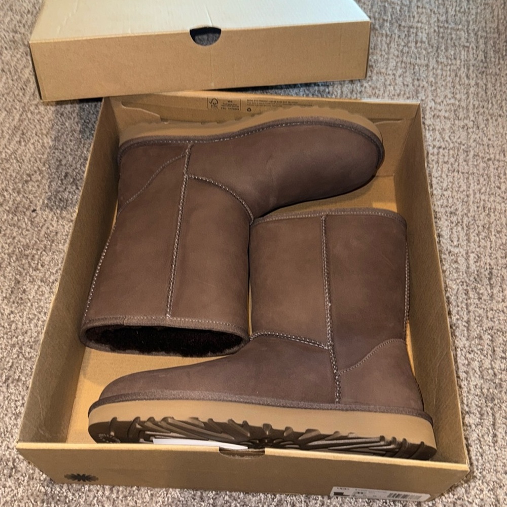 brand new never worn short leather ugg boots